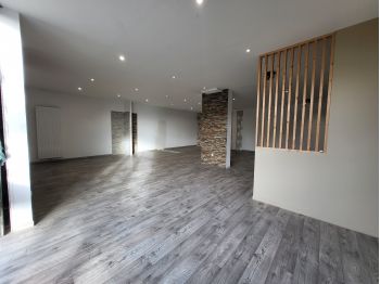 Location à Cesson Sevigne - 400m² à 2250 € CC - vue 